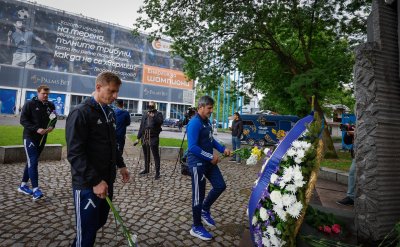Футболистите и треньорите от първия тим на Левски поднесоха цветя