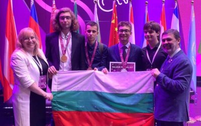 Български ученици спечелиха пълен комплект медали от международната Менделеевска олимпиада