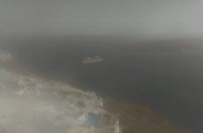 Силен вятър на гръцкия остров Санторини промени графика на много