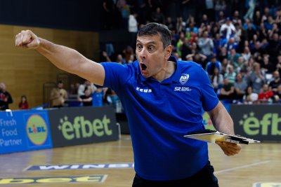 Треньорът на волейболния отбор на Левски Николай Желязков отличи своите