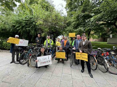 Велосипедисти се събраха пред Столична община в знак на подкрепа
