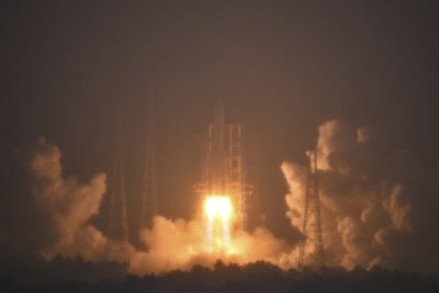 Китай изстреля безпилотен космически апарат на почти двумесечна мисия за