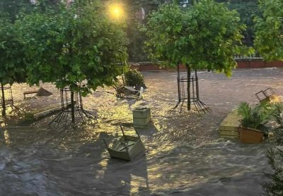 Блокирани хора в автомобили, паднали дървета и наводнени домове от бурята в Плевен (ОБЗОР)