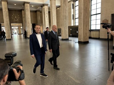 Васил Божков пристигна в съда, където ще се гледа искането му за по-лека мярка