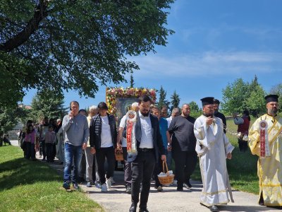 Десетки миряни се събраха в Роженския манастир на третия ден от Великден (СНИМКИ)