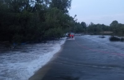 Пожарникари спасиха две момчета от пълноводна река в Плевенско Това