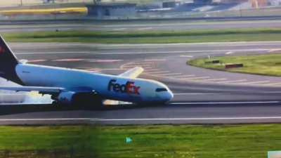 Товарен самолет се приземи "по корем" в Истанбул (ВИДЕО)