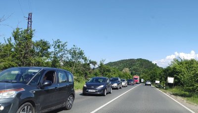 Натоварен е трафикът в участъка по пътя между Ловеч и
