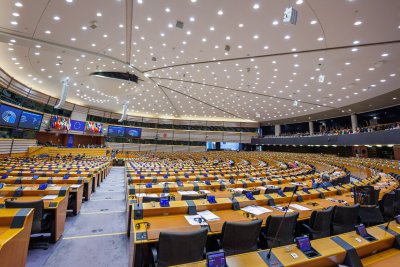 Един на всеки четирима евродепутати има странични доходи извън заплатата