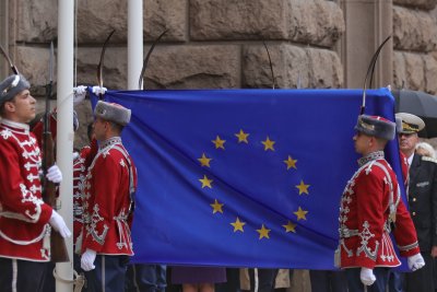 Знамето на Европейския съюз беше тържествено издигнато пред президентската институция