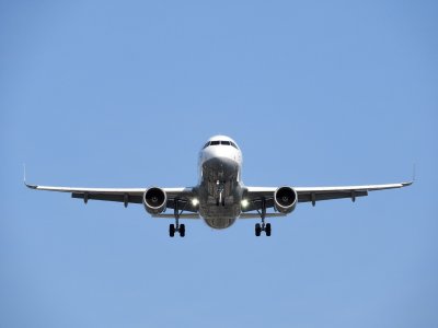 Товарен самолет се приземи "по корем" в Истанбул