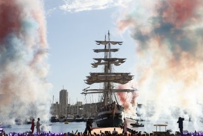 Олимпийският огън пристигна във Франция на борда на тримачтов кораб