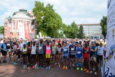 Над 1200 души се стартираха в тазгодишното издание на маратона на Варна