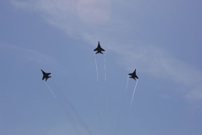 3 изтребителя МиГ-29 полетяха в небето по повод празника на армията