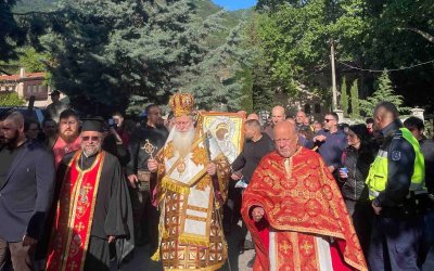 Тръгна литийното шествие с чудотворната икона на Богородица от Бачковския манастир