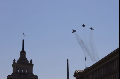 3 изтребителя МиГ-29 полетяха в небето по повод празника на армията