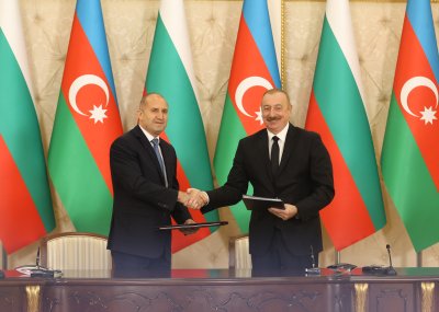 Азербайнжанският президент Илхам Алиев посрещна в резиденцията си българския държавен