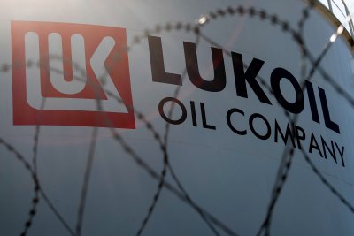 Шест институции влязоха в данъчните складове на Лукойл Нефтохим Бургас