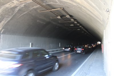 АПИ: Шофьорите да се движат с повишено внимание през двете тръби на тунел "Дупница"