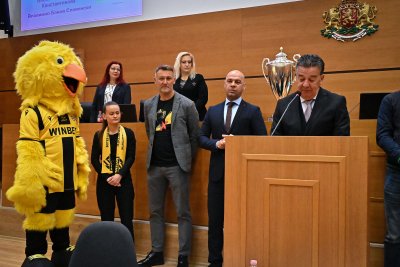 Отборът на Ботев Пд представи трофея който спечели в турнира