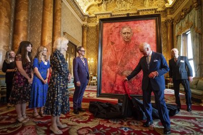 Крал Чарлз Трети представи първия си официален портрет след коронацията (СНИМКИ)