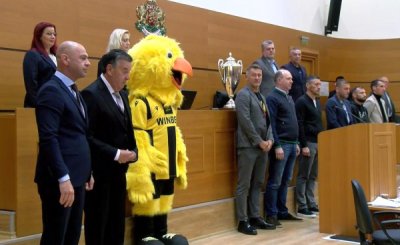 Отборът на Ботев Пд представи трофея който спечели в турнира
