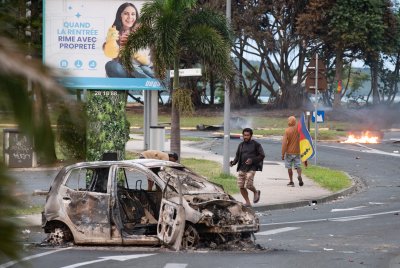 Трима убити, 140 арестувани и 60 ранени полицаи по време на размириците в Нова Каледония