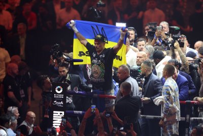 Победа за Усик: Украинецът е абсолютен световен шампион по бокс