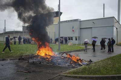 Безпрецедентна полицейска акция във Франция по издирването на избягалия затворник