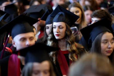 Випуск 2023 на Факултета по журналистика получи своите дипломи (СНИМКИ)