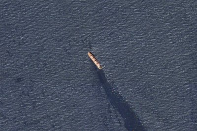 Петролен танкер плаващ под панамски флаг е бил улучен от