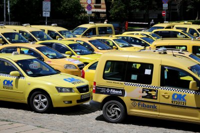 Таксиметровият бранш с ултиматум към местната власт заради премахнати стоянки