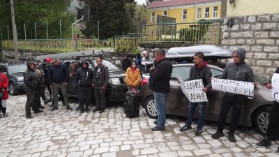 Собственикът на конната база в село Хвойна организира граждански протест