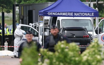 Френски надзиратели са убити при нападение срещу затворнически микробус Други