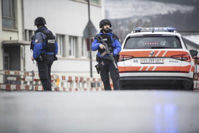 Въоръжен мъж с нож рани няколко души в Швейцария