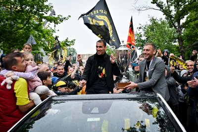 Жълто черно шествие заля Пловдив Феновете и футболисти на Ботев