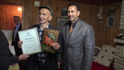 Най-възрастният данъкоплатец от родопското село Славейно получи грамота от шефа на НАП