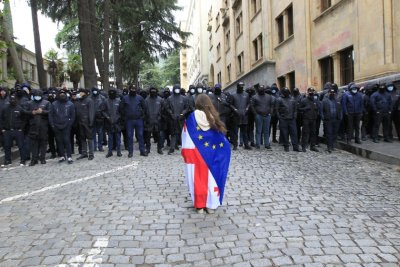 Не стихват протестите в Грузия Хиляди демонстранти отново изпълниха улиците