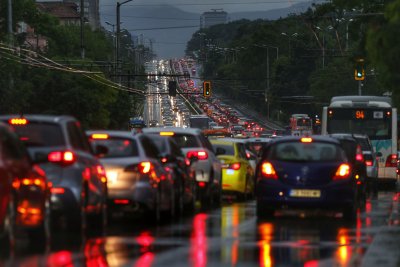 Жълт код за опасни валежи и днес. Каква е равносметката след силната буря в София?