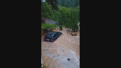 Пороен дъжд валя вчера и в Рибарица като превърна улиците