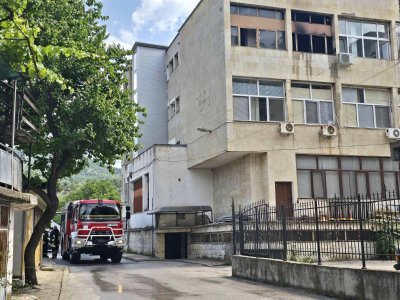 Пожар в сградата на общината на Кресна (СНИМКИ)
