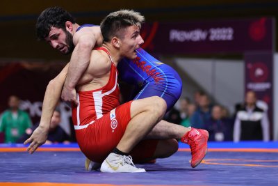 Радомир Стоянов продължава на репешажите на европейското първенство по борба