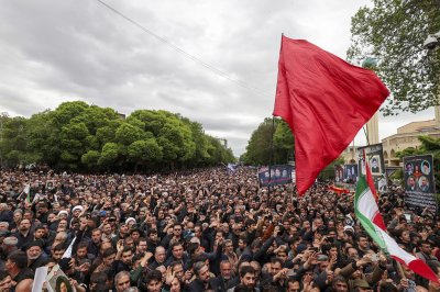 Десетки хиляди се стекоха в центъра на Техеран, за да отдадат почит на президента Раиси
