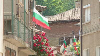 Родолюбие за 24 май: На всяка къща в пазарджишкото село Козарско се вее българско знаме