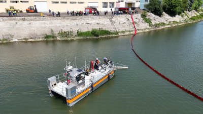 Разиграха симулация на сблъсък между два кораба в река Дунав