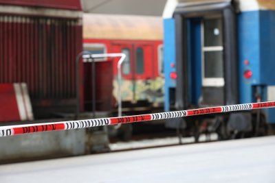 Маневрен локомотив удари пътнически влак на Централна гара в София
