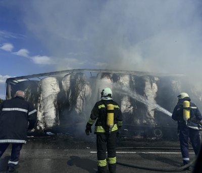 Камион се обърна и се запали на Околовръстния път в столицата, близо до Казичене