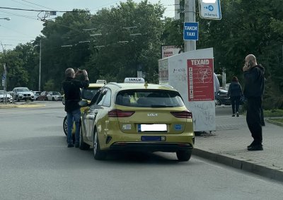 Таксиджия окачи табела за стоянка на таксита на бул. "Черни връх" в София