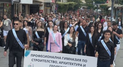 Мащабно шествие на абитуриенти премина по улиците на Бургас