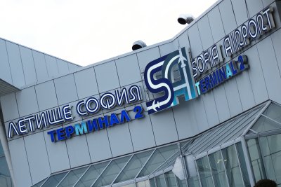 Няма отменени полети заради силната буря на летище София съобщиха